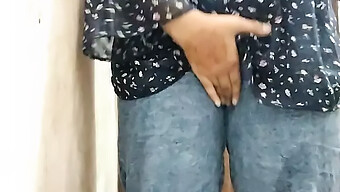 Universitaria India Se Graba Bañándose Y Masturbándose En El Dormitorio