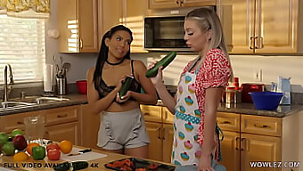 Tiffany Watson Und Jada Kais Versauter Riemen Mit Einer Gurke