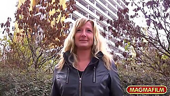 Blonde Milf Genießt Outdoor-Sex Mit Einem Fremden