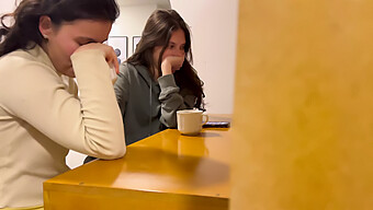 Incontro In Bagno Pubblico Che Porta A Un Incontro Bisessuale Appassionato