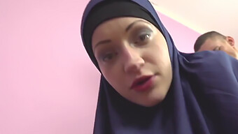 Pov Video Kiihottunut Arabi Nainen Löysi Katsella Pornoa