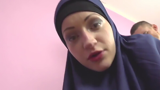 Video Pov Di Una Donna Araba Eccitata Scoperta Mentre Guarda Materiale Pornografico