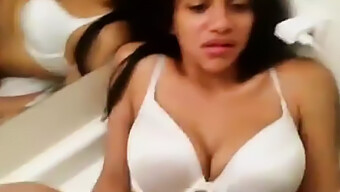 Desi-Babe Laat Haar Strakke Kutje Zien In Gelekte Mms-Video