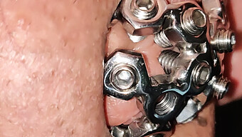 Gros Plan Intense De Mon Piercing Génital Dans Un Dispositif De Chasteté