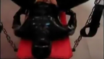 Schau Zu, Wie Eine Devote Sklavin In Latex Von Einer Herrin Mit Einem Strapon Dominiert Wird