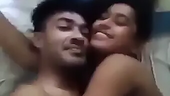 Pareja Joven India Explora Su Pasión En Un Video Casero