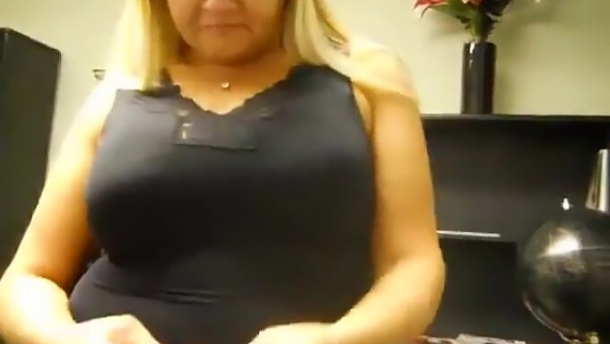 Una Milf Rubia Se Quita El Sostén En La Webcam, Revelando Sus Grandes Y Naturales Pechos.