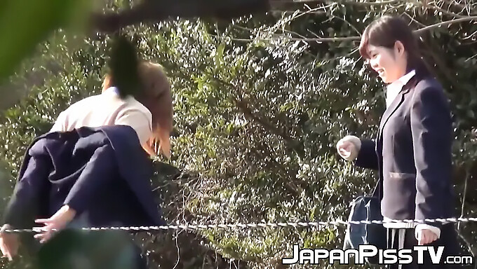 Colegialas Japonesas Pervertidas Se Involucran En Orinar Y Abrazar Al Aire Libre