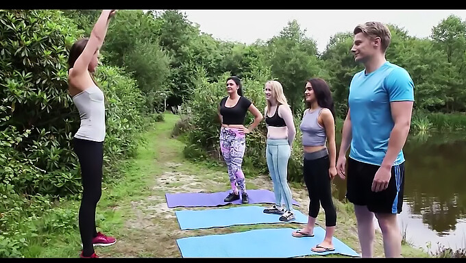 De Buitenyogasessie Van Een Brits Cfnm-Stel Leidt Tot Opwinding