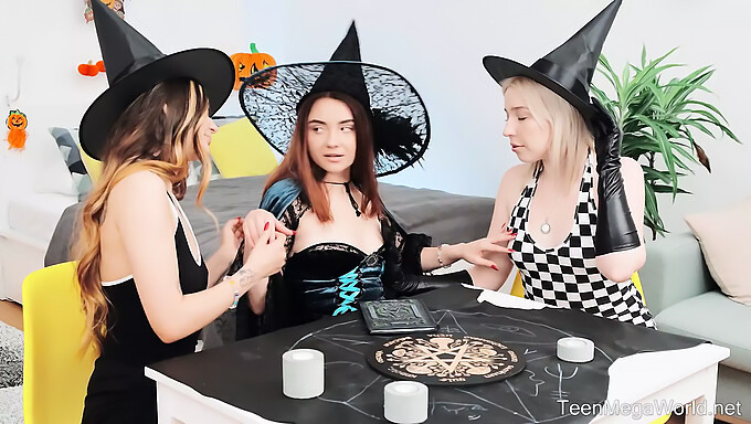 Kolme Upeaa Brunetteja Osallistuu Viettelevään Kolmioon Halloweenina