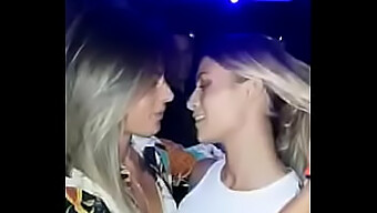 Cô Gái Tình Dục Dâm Đãng Trong Video Lesbian Tự Làm Này Là Ai?