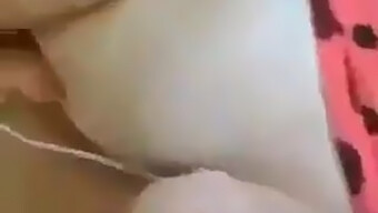 Vidéo Hd D'Une Beauté Arabe Jouant Avec Ses Gros Seins