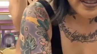 Asiatisk Skönhet Visar Upp Sina Tatueringar Och Dansar I Strumpbyxor På Periscope