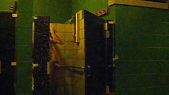 Se Masturber Et Baiser Une Femme Transsexuelle Sous La Douche